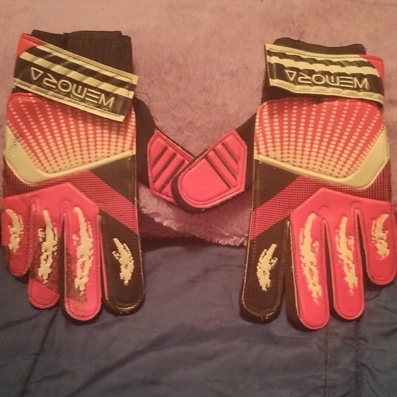 Soccer Goalkeepers Gloves - Picture 2 of 6